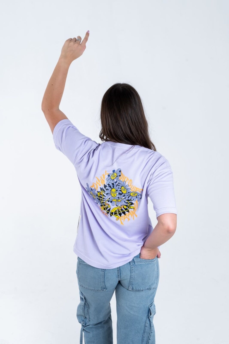 T-shirt streetwear fiori oversize in cotone lavanda con grafica floreale